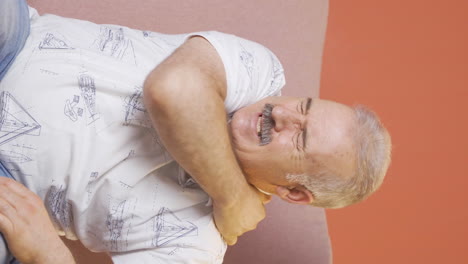 Vertical-video-of-Old-man-with-shoulder-pain.